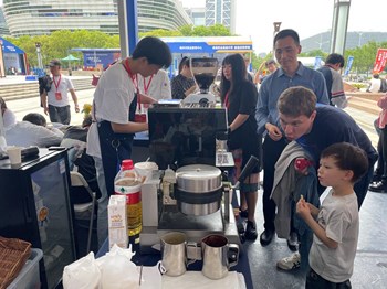 【现代服务学院】绍兴职业教育活动周启幕 展示教育新成果与工匠精神